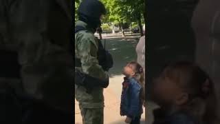 девчушка из Луганска и российский полицейский