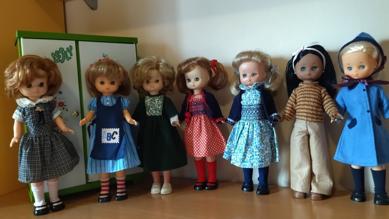 Nancy. Las Leslys de mi colección y ropita nueva.