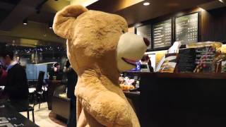 衝撃映像！ 『巨大クマのぬいぐるみ』がスタバで買い物してた
