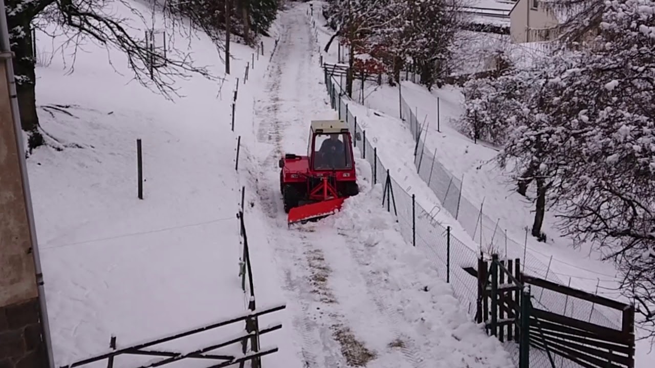 Bucher TM 800 beim schneeschieben