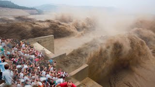 Открытие шлюзов на плотине Вади-Дайка после сильного шторма в Курайяте, Оман