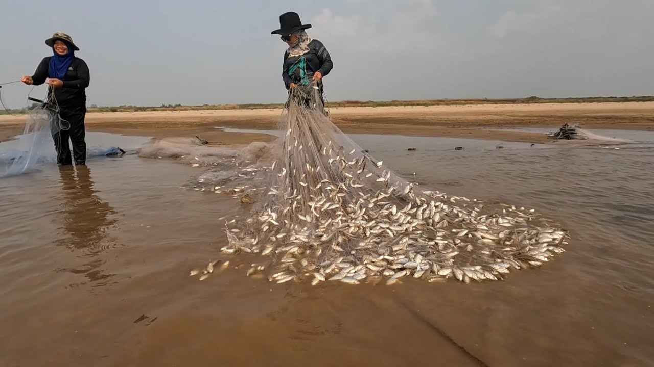 ຫາປາແກ່ມອງຕາມລຳເເມ່ນ້ຳຂອງ//หาปลาลากมองตามลำเเม่น้ำโขง Dong Una 2.