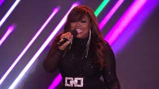 Shanice performs I Love Your Smile live at the 55th NAACP Image Awards Gala Resimi