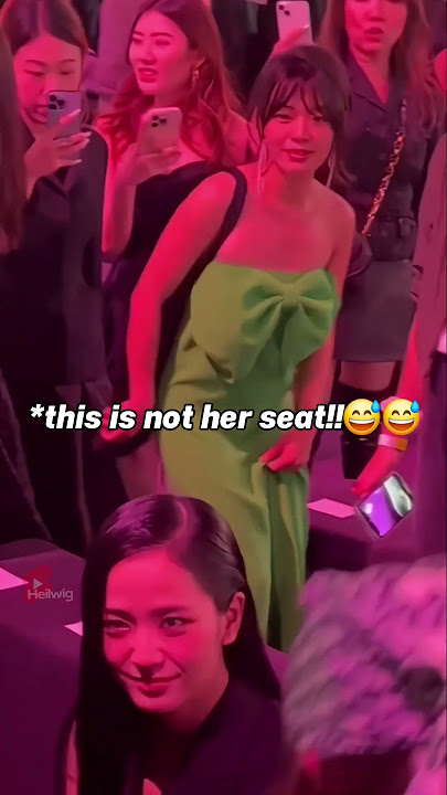 She wanted to sit next to Jisoo at the event so she changed seats!🥰 #blackpink
