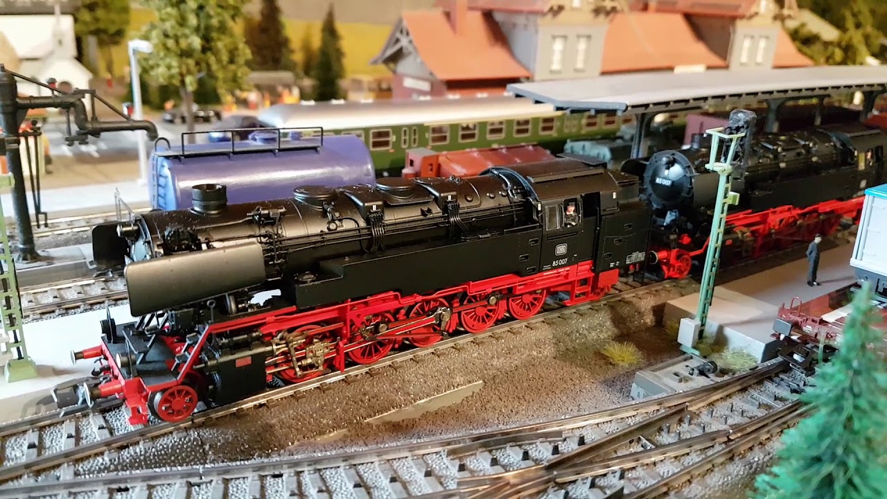 BR 85 007 Doppeltraktion mit Erzzug 2x Roco 78271