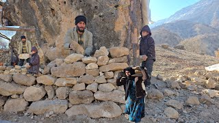 Download Lagu Het leven in een grot in de bergen: een veilig onderkomen bouwen en de winter overleven. MP3