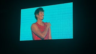 Omar Apollo singing Killing Me live from Madison Square Garden!!!