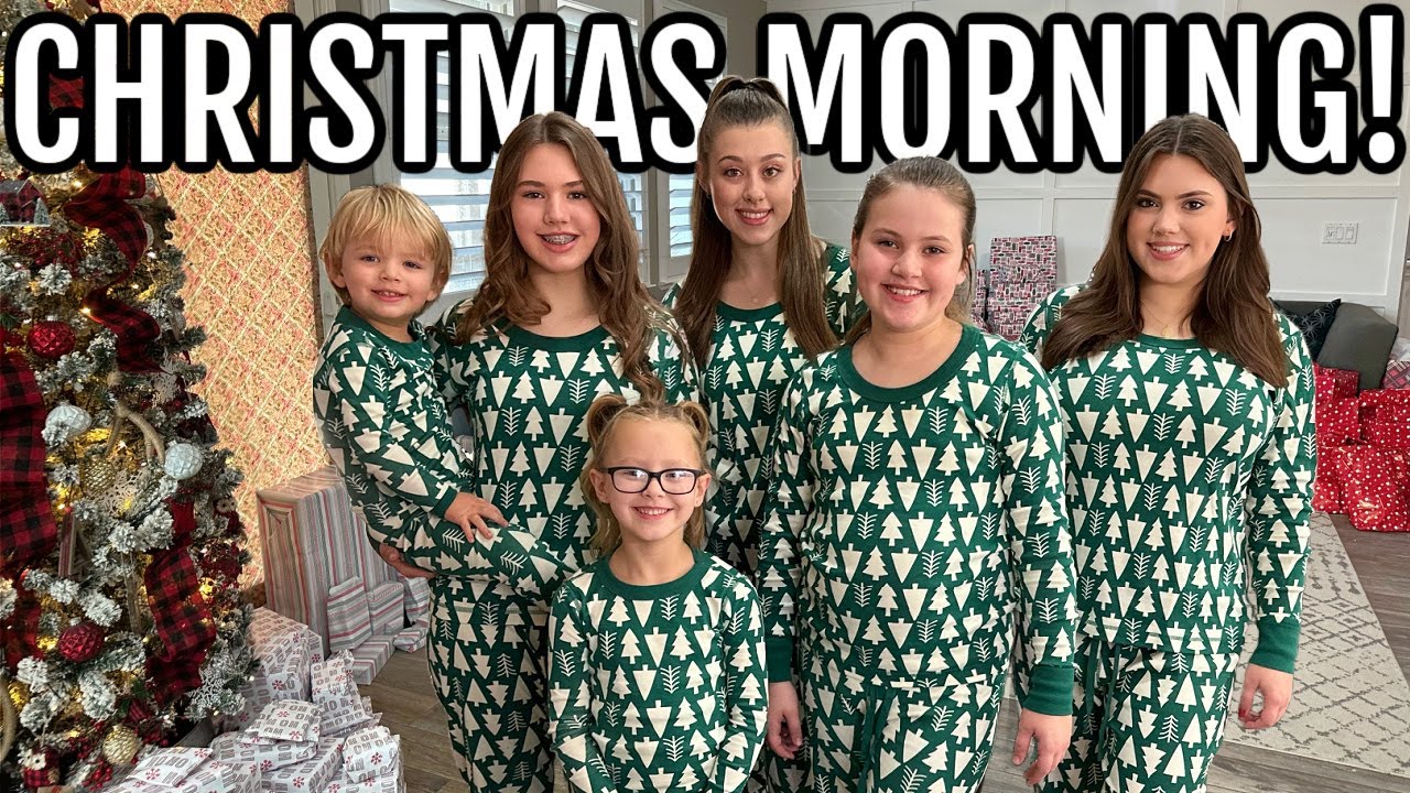 CHRiSTMAS MORNiNG OPENiNG PRESENTS w/ 6 KiDS! *this was CRAZY*