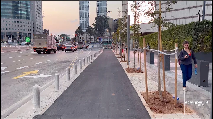 Brand new piece of cycle lane, HaShalom, Tel Aviv