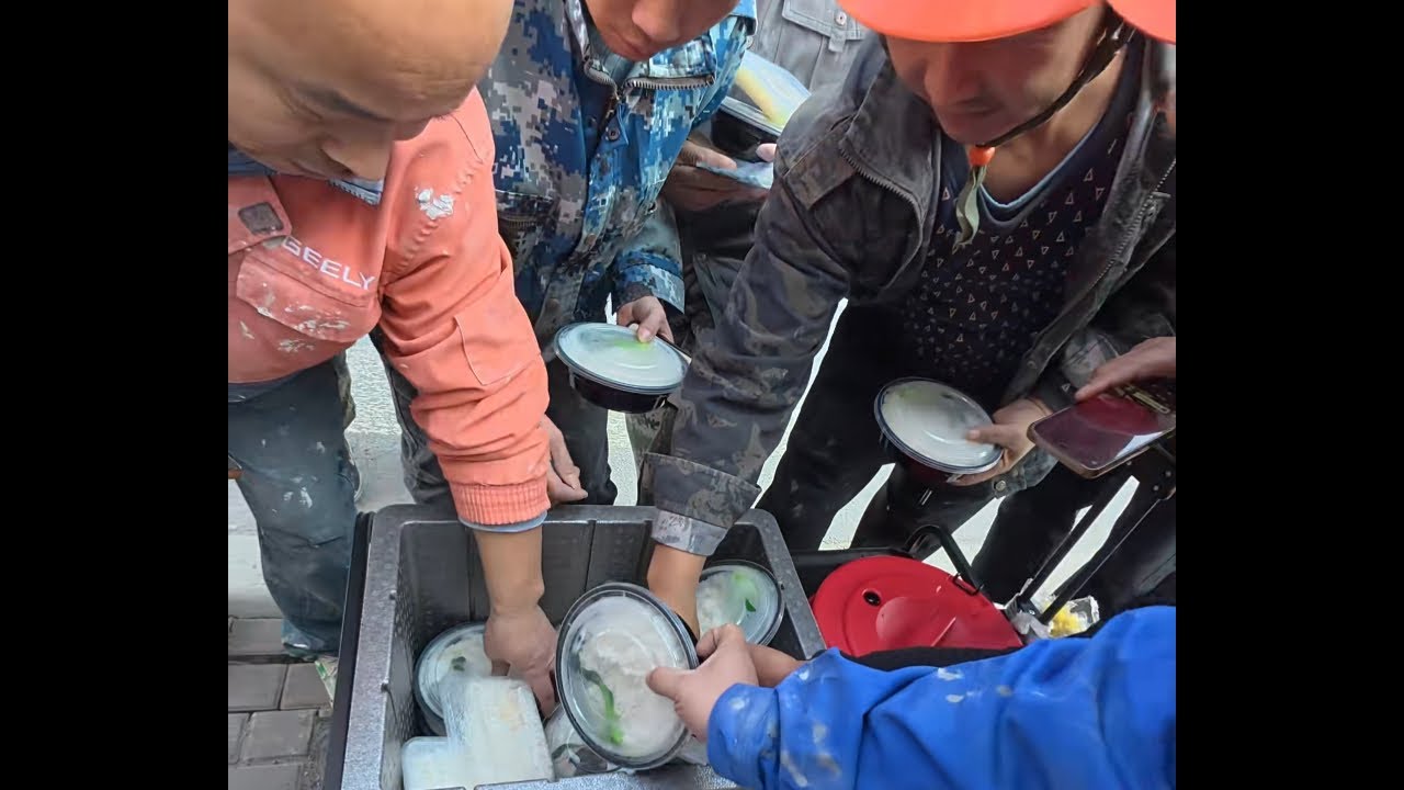 卤肉饭卖爆了？明天一定要排队了，否则太混乱了。#摆摊 #摆摊创业 #卤肉饭 #三农