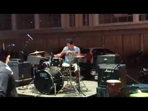 The kind woman gave warm clothes to the single mother and the homeless child in an abandoned house