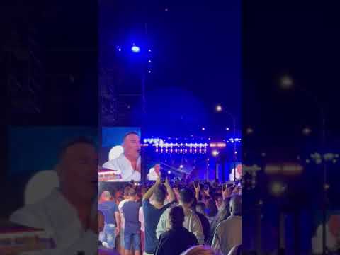 Θεσσαλονίκη:Ο Αντώνης Ρέμος τραγουδάει το «Ανήκω σε Μένα» του Γιώργου Μαζωνάκη