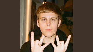 Бесится (feat. Lildrochil) - Шайни