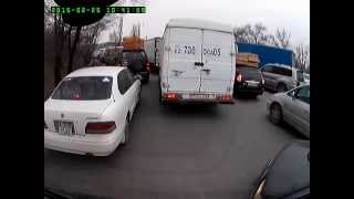 Алматы. Попрошайка на дороге 20150225 1041