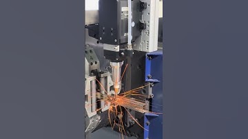 Cắt nhiều lỗ nhỏ trên ống vuông, thép không gỉ, không biến dạng.