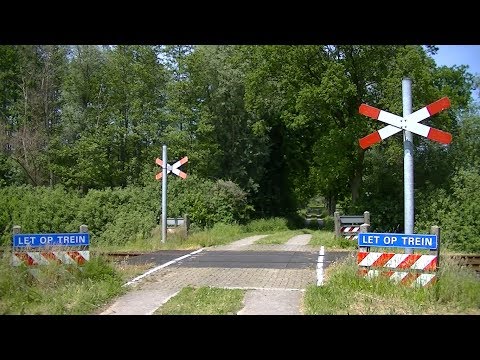 Spoorwegovergang Laren // Dutch railroad crossing