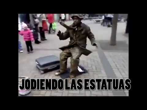 jodiendo las estatuas
