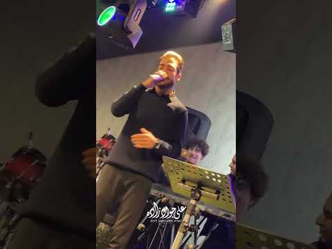 من فقط رد شده یک لحظه نگاهش کردم