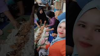 mak2 yang sealu kompak dalam hal makan2 bersama...anak en seng sekolah embuk en seng ngakan...#FYP