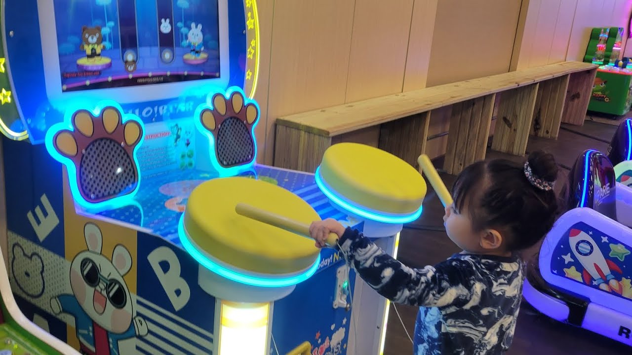 Olivia thích đánh trống lắm 