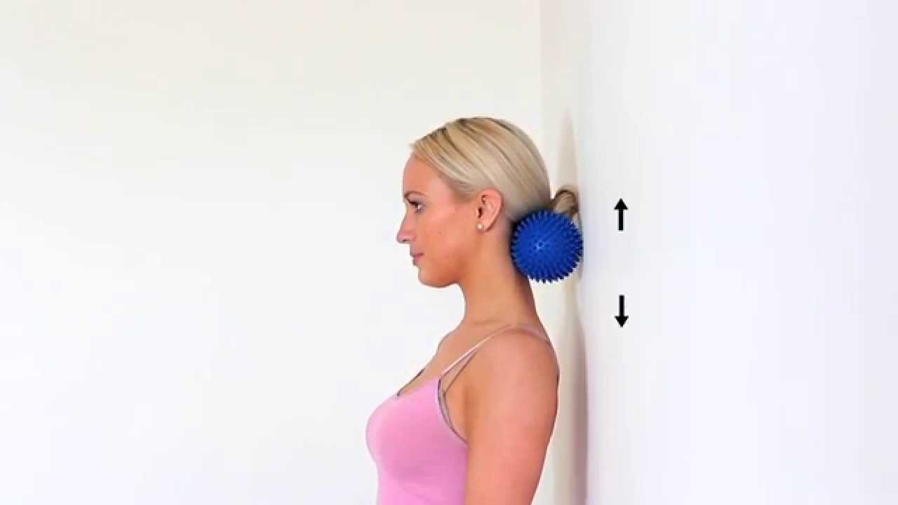 How to massage your trapezius and neck with a ball - Massage