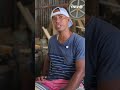 À Huahine, il fabrique des ukulélés avec du bois local