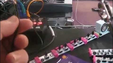 How to hook up the KORG SQ-1 LIttle Bits Out to KORG Little Bits synth.