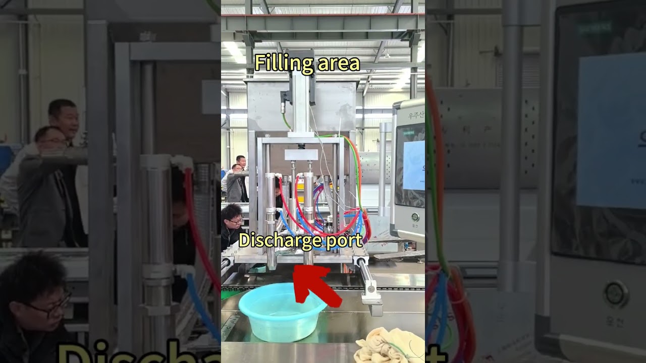 Thermoforming vacuum packaging machine with automatic filling system for sauce 