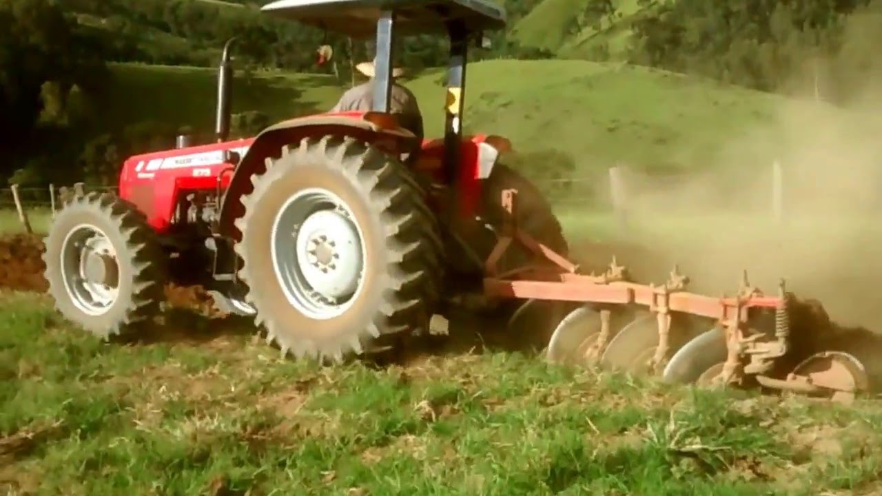 vídeo trator arando terra