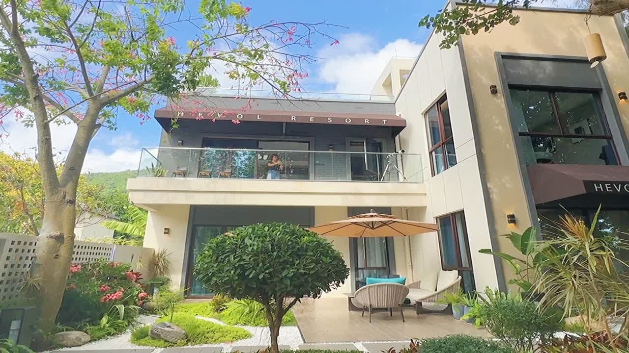 看遍了海南的别墅，还是陵水这套80平的亲海合院最有性价比，拎包入住带家具家电，外地户口双不限，背山面海 - YouTube