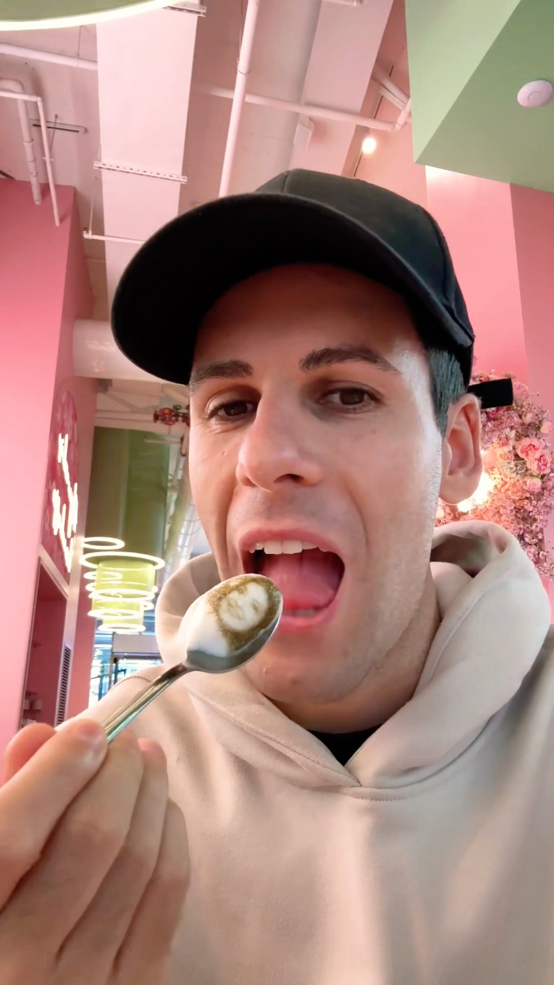 Luì mangia la faccia di Sofì ?