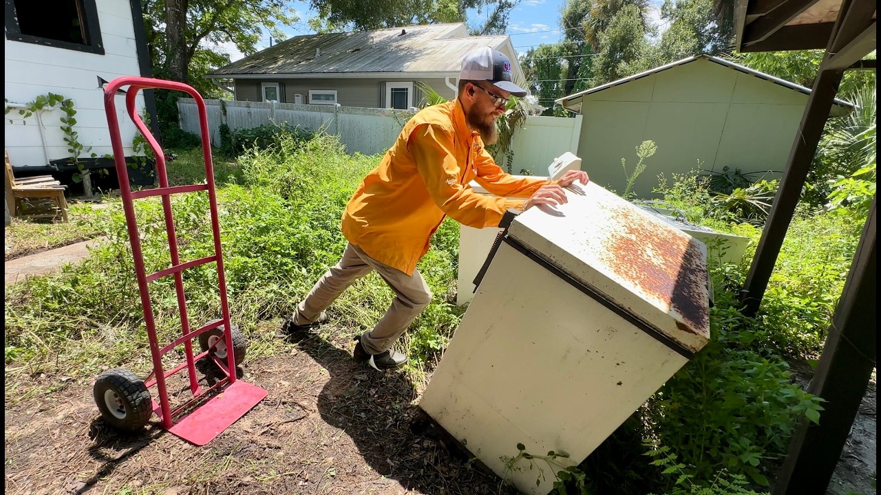 СОСЕД сказал мне, что в этом доме есть СКВОТЕРЫ (ОН ПОЗВОНИЛ В ГОРОД)