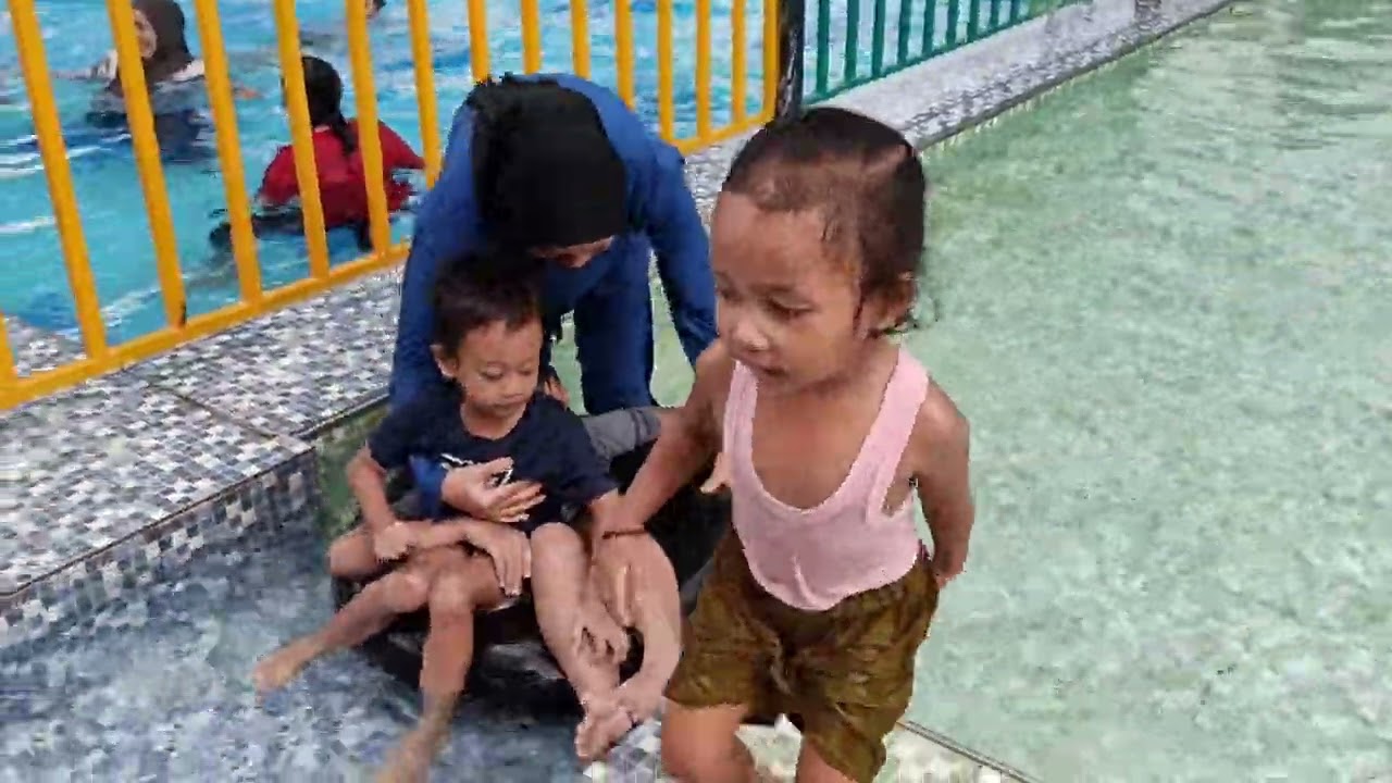 ALEEA KEDINGINAN BERENANG DI KOLAM RANTING SEWU PANDAAN