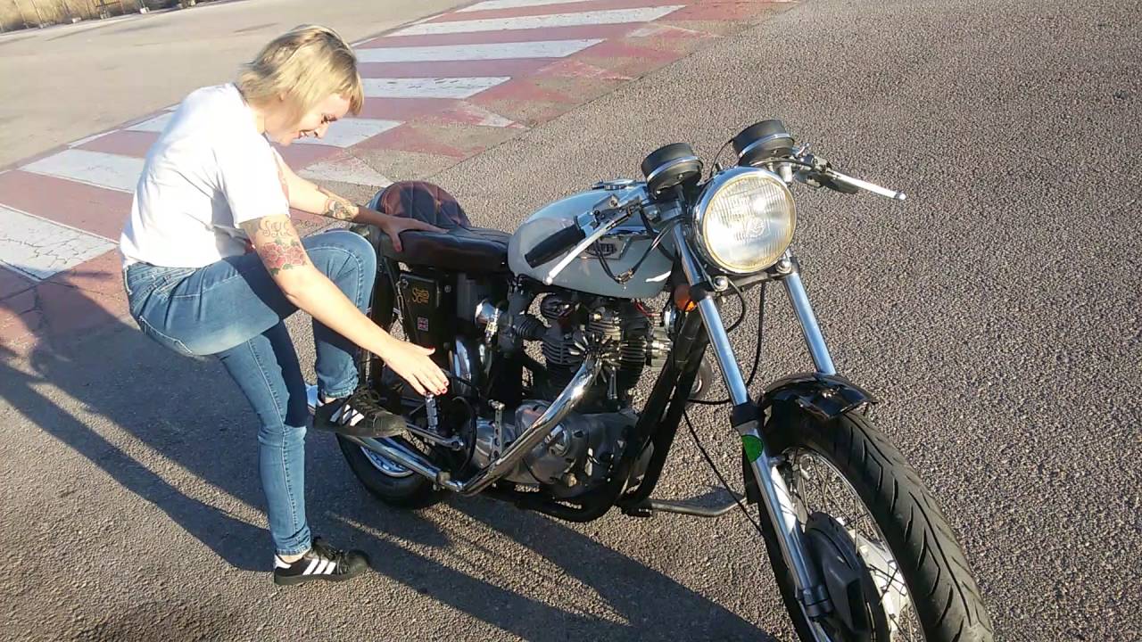 Triumph t120r / t120 cafe racer first kickstart girl , kick starter
