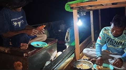BERMALAM DI PERAHU, MANCING, MASAK DAN MAKAN BERSAMA-SAMA NELAYAN SETEMPAT