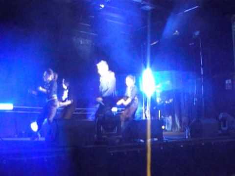 GeO performing "Feel It" live at Hamilton Race Cou...