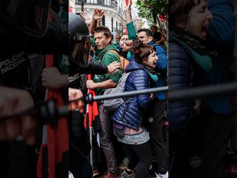 La policía carga contra un grupo de profesores de Madrid en la puerta de un acto de Ayuso #shorts