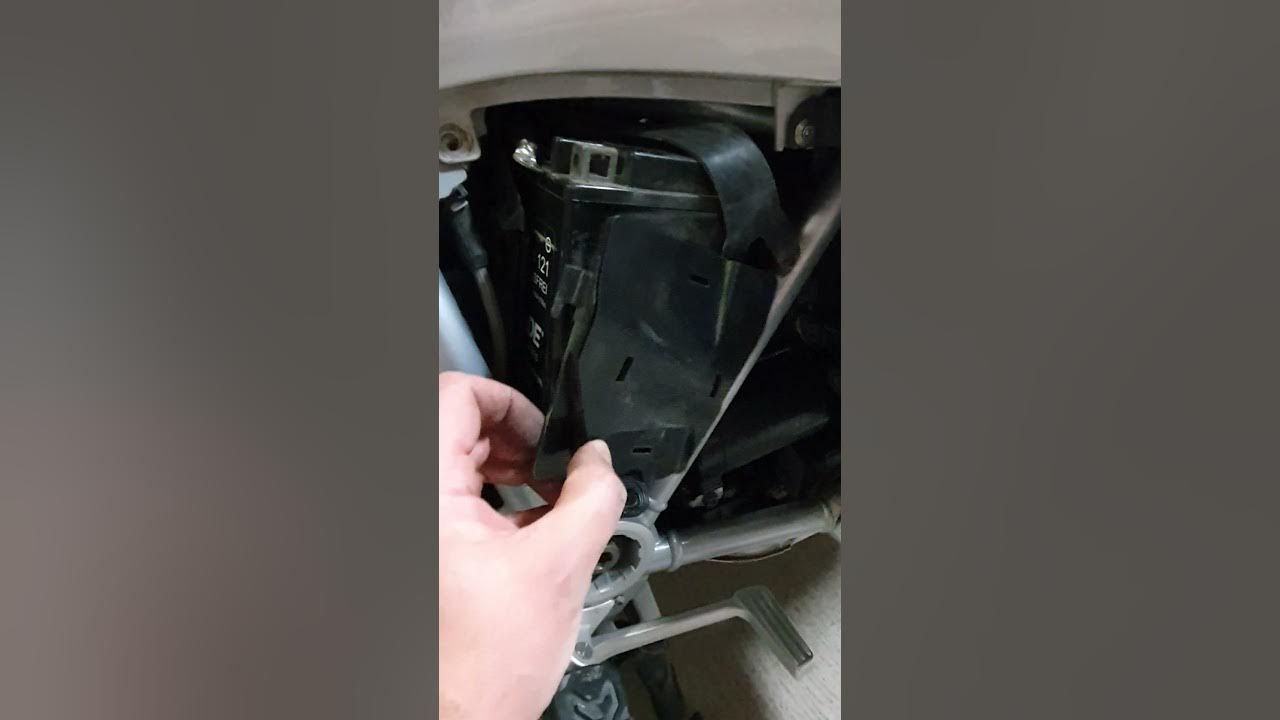 BMW 1200RT 2017 - Battery Removal - YouTube