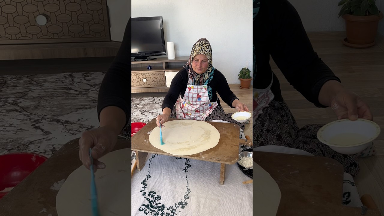 Ege köyünde aladana yapımı #doğalyaşam #köyhayatı #short #gözleme #hamurişi Ege köyünde aladana yapımı #doğalyaşam #köyhayatı #short #gözleme #hamurişi