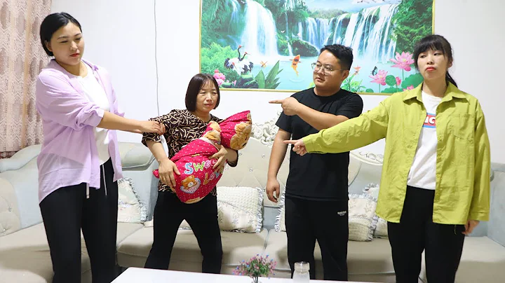 婆婆在家看孩子，夫妻俩不放心请假回家，走到门口却听到孩子哭声【小白导演】 - 天天要闻