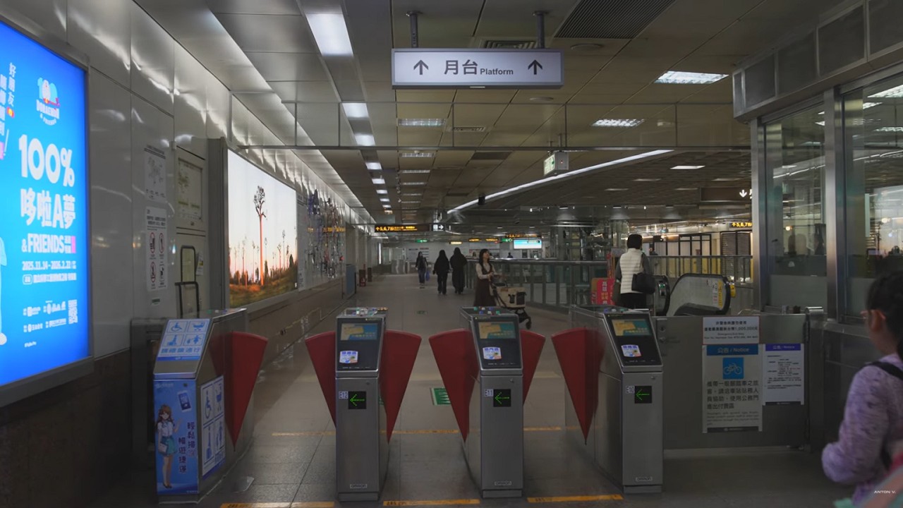 Taiwan, Kaohsiung, MRT ride from Sanduo Shopping District to Kaohsiung International Airport