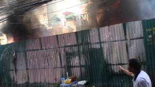  Cháy lớn tại Trần Khát Chân đã thiêu rụi nhiều căn nhà trước sự cố gắng của rất nhiều người dân xung quanh 