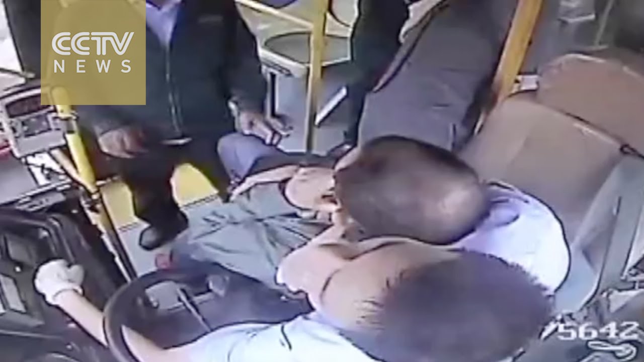 Footage: Quick-thinking driver traps thief inside bus