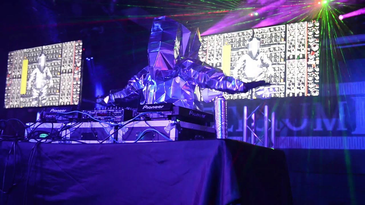 Hitchhiker performing "Eleven" at KPop Night Out at SXSW 2015 YouTube