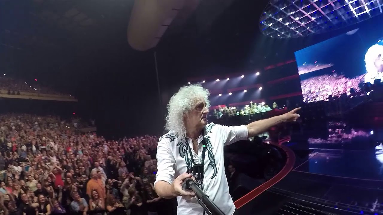 selfie-stick-from-queen-adam-lambert-the-crown-jewels-live-park-mgm