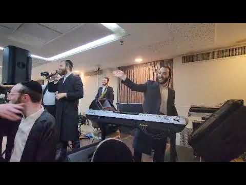 מוטי רוזנפלד יואלי דוידוביץ בחתונה טרקים לייב חסידות קהל 