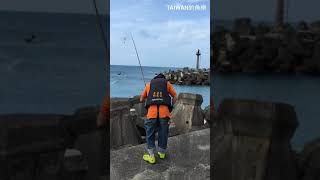 TAIWAN釣魚樂-福隆魚港遇到北臺灣最會釣魚達人真是厲害釣烏魚#臺灣釣魚