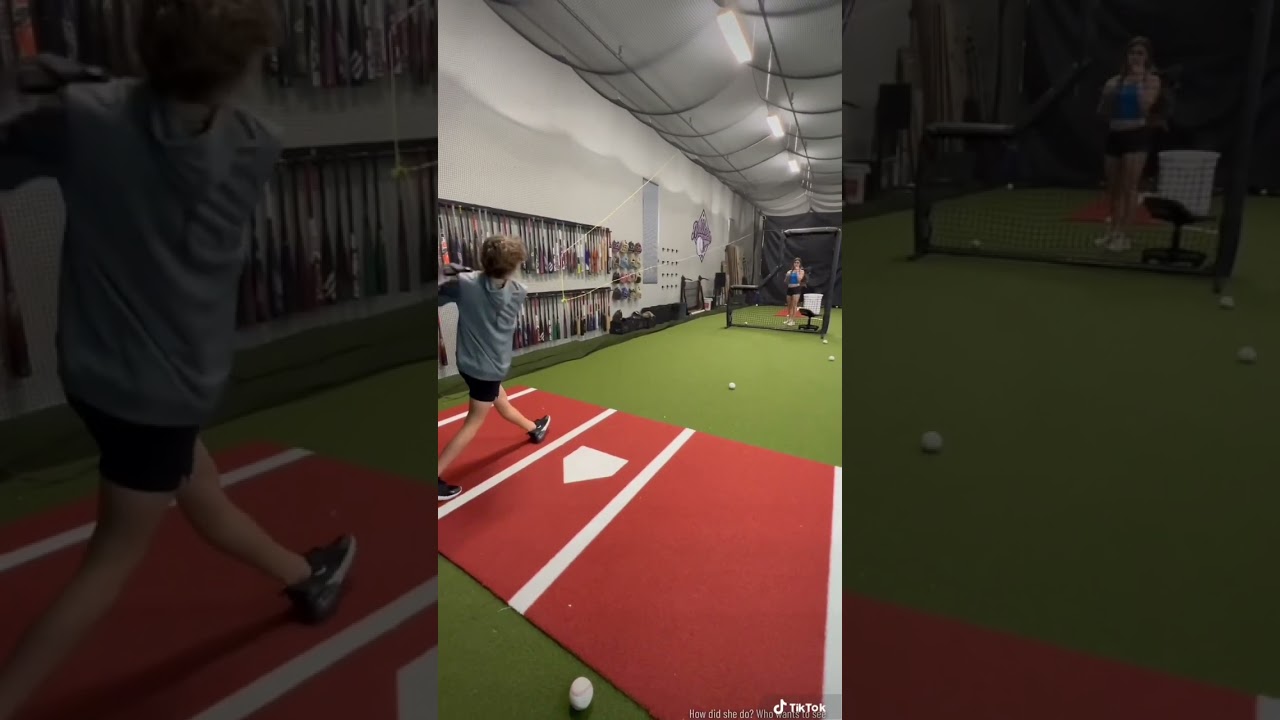 Моя сестра тренируется в бросковой бите на тренировочной площадке Bullpen