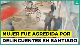 Registro de cámara de seguridad: Violento asalto y agresión a mujer en Santiago