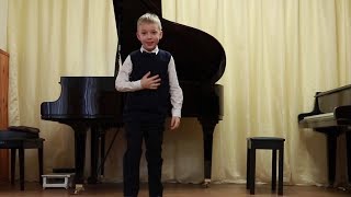 Мальчик 7 лет играет на фортепиано вальс